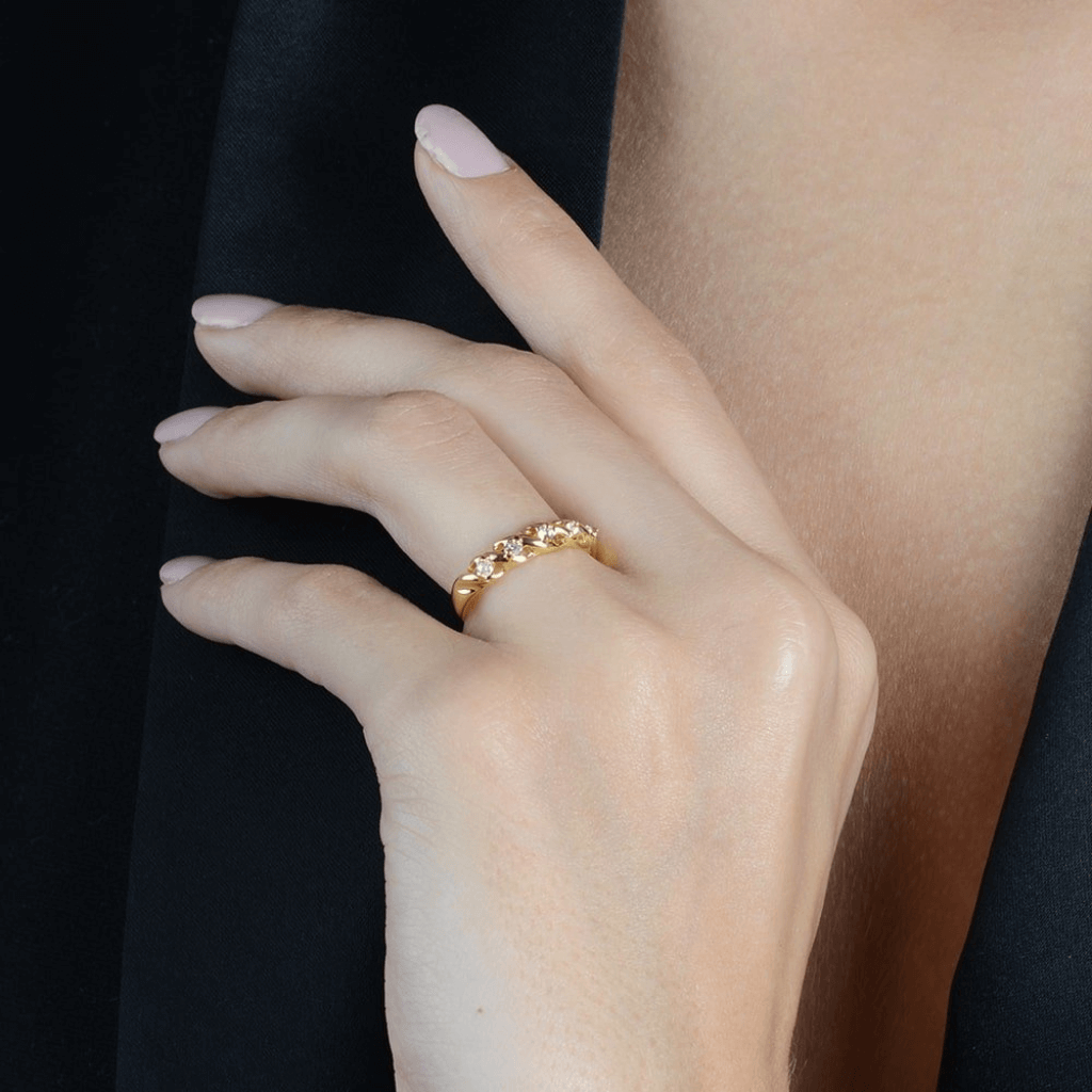 Anel-Dourado-24K-Meia-Aliança-com-5-Zircônias-Zarelle-2