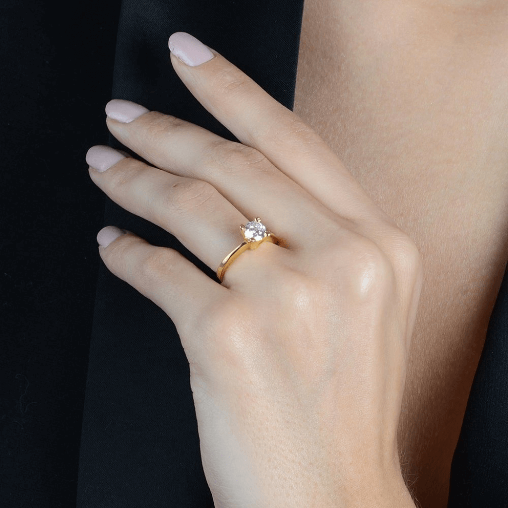 Anel-Dourado-24K-Solitário-com-Zircônia-Redonda-Zarelle-1.2