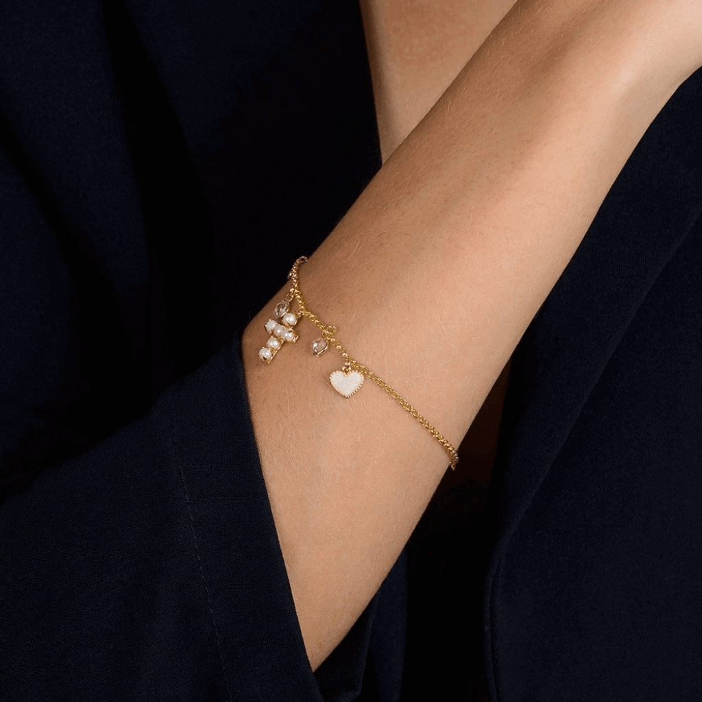 Pulseira-Dourada-24K-Religiosa-com-Cruz-de-Perolas-e-Coracao-Madreperola-Zarelle-2