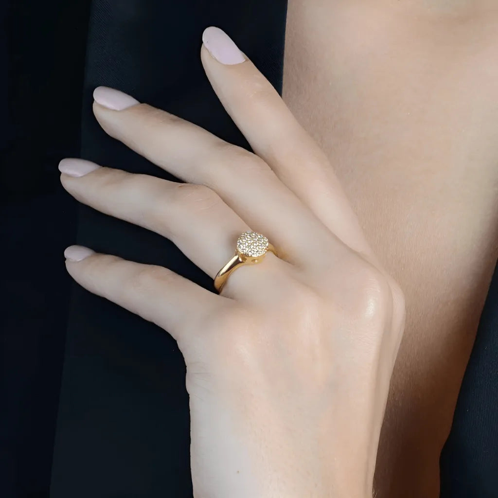 anel-dourado-no-dedo-feminino-com-zirconias-cravejadas-2