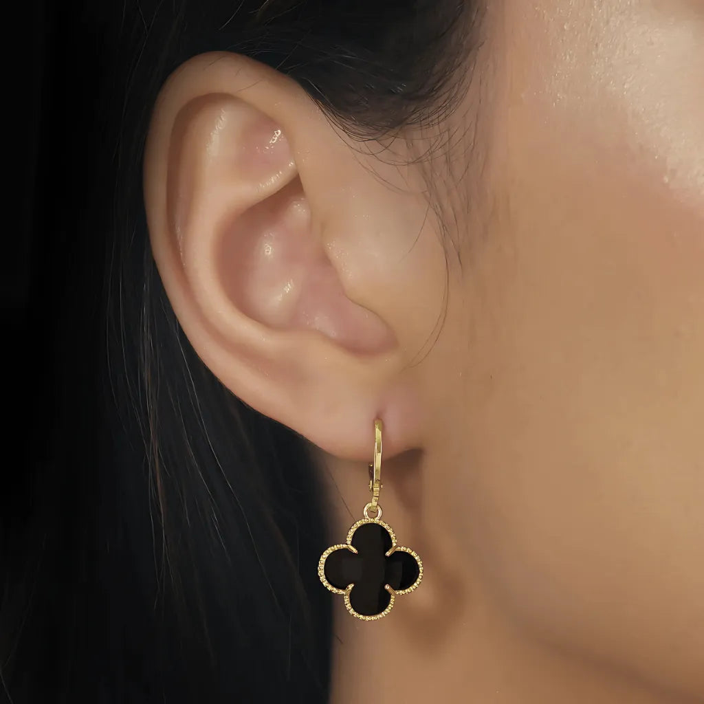 brinco-dourado-24k-trevo-com-zirconia-preta-feminino-pendente-3