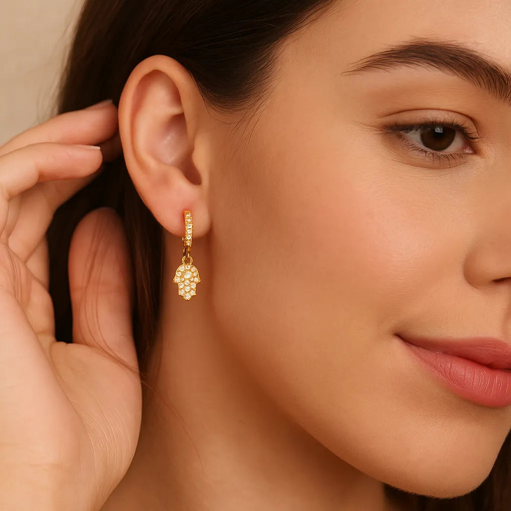 brinco-dourado-com-mao-de-fatima-na-orelha-look-simbolico-zarelle