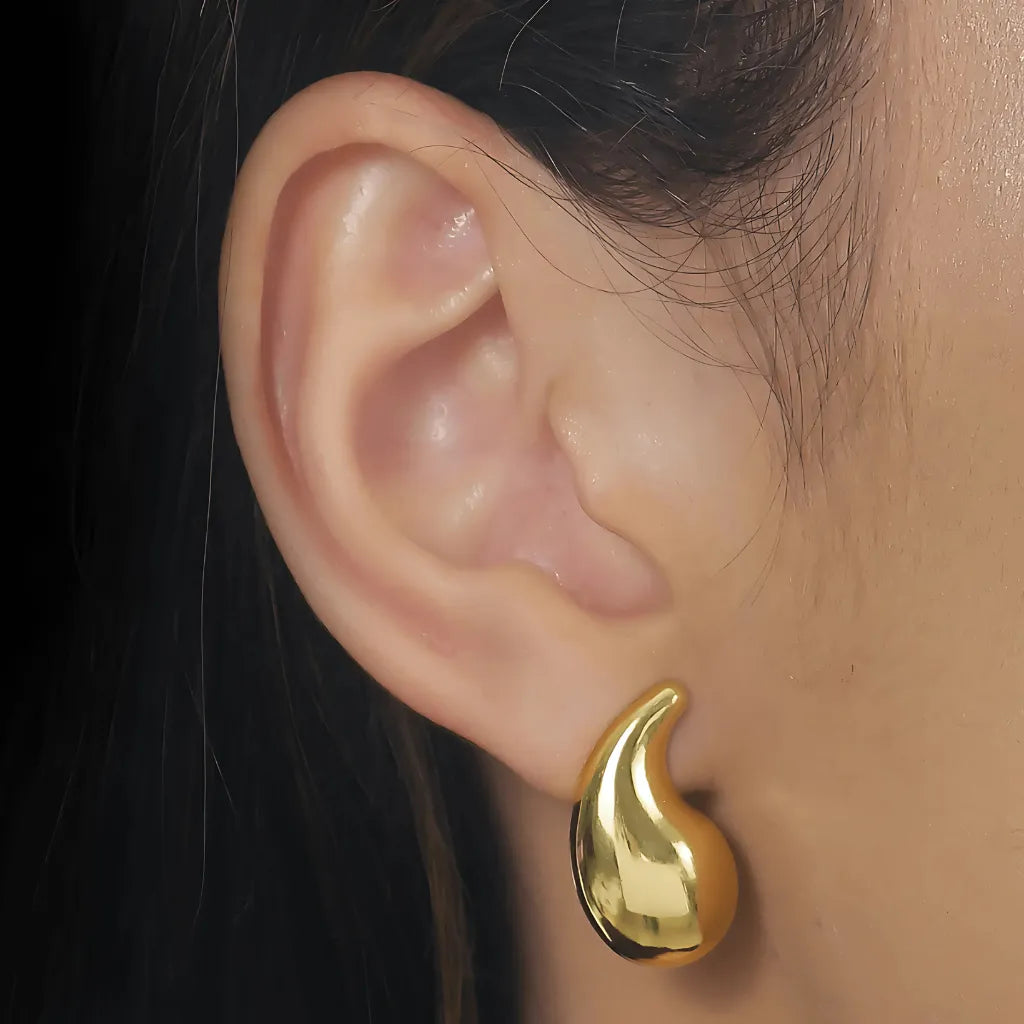brinco-gota-curvada-na-orelha-estilo-minimalista-editorial-zarelle-2