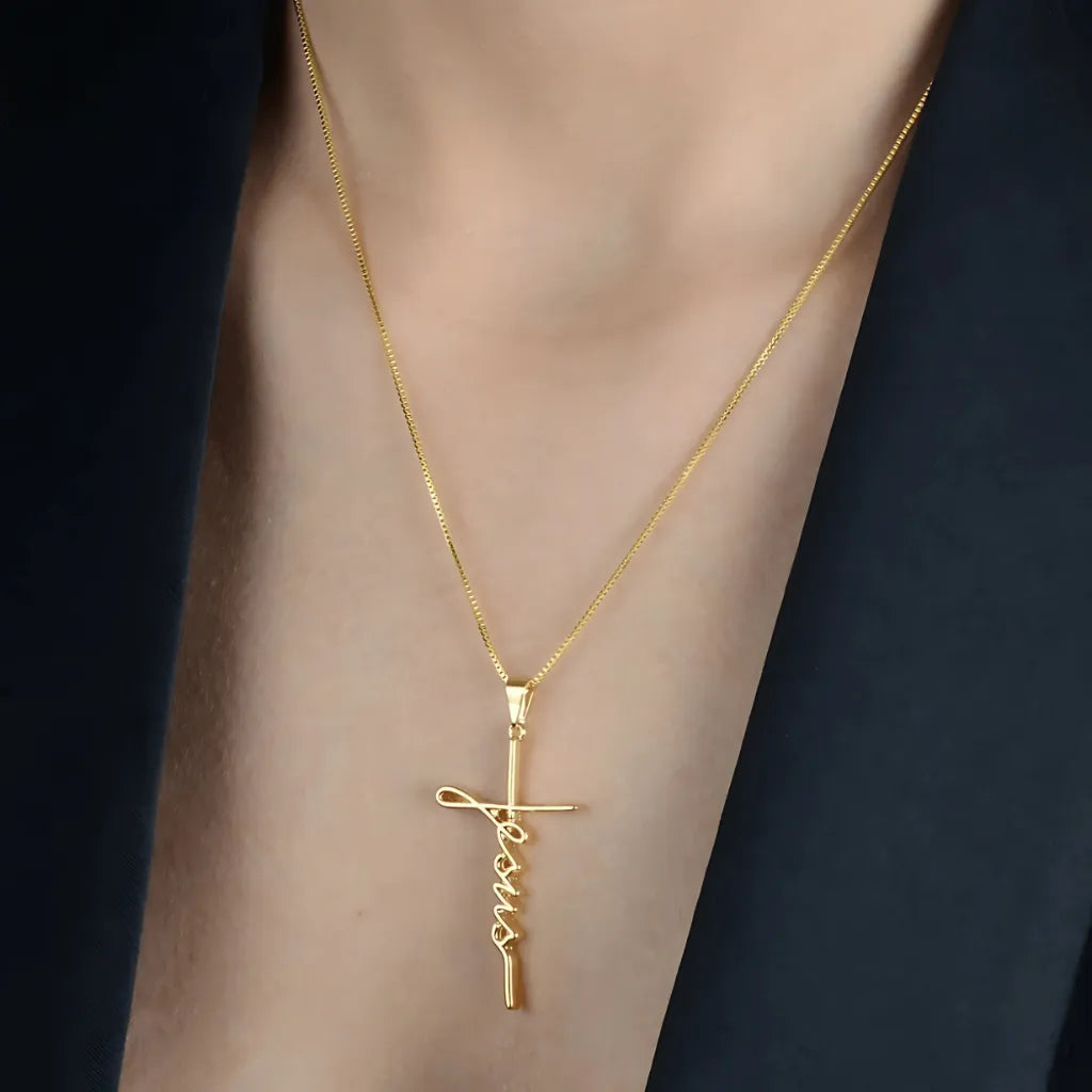 close-up-do-colar-de-cruz-com-nome-jesus-no-pescoco