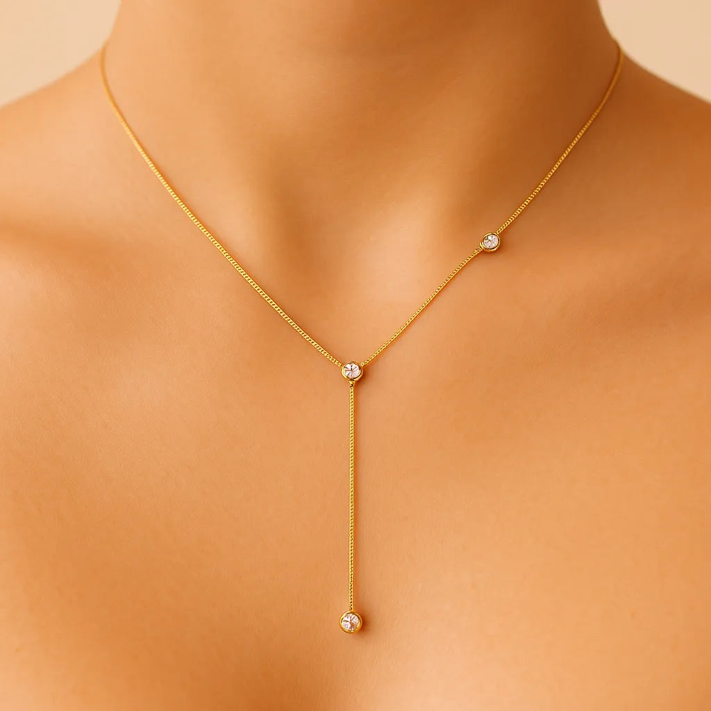 close-up-do-colar-gravatinha-com-pontos-de-luz-no-pescoco-feminino-com-luz-suave-e-fundo-nude