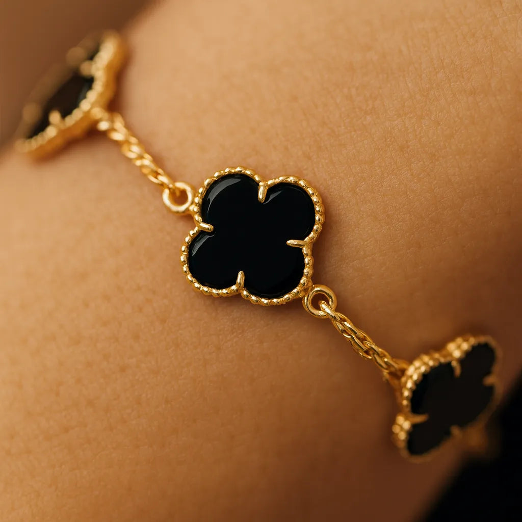 close-up-intimo-da-pulseira-com-trevos-negros-tocando-a-pele-com-luz-suave-e-fundo-nude