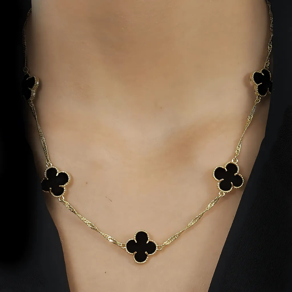 colar-com-trevos-pretos-no-pescoco-look-minimalista-elegante-zarelle-2