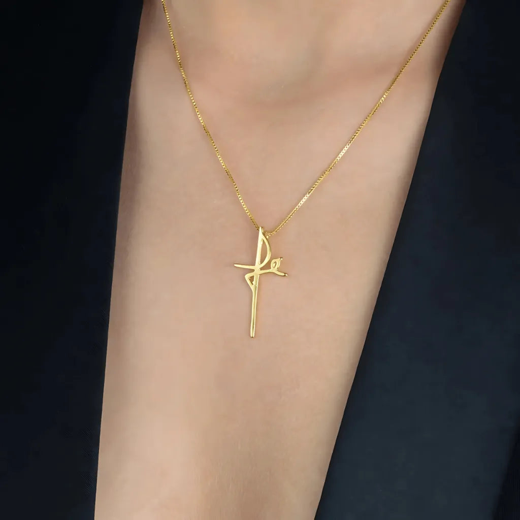 colar-cruz-fe-no-pescoco-dourado-2
