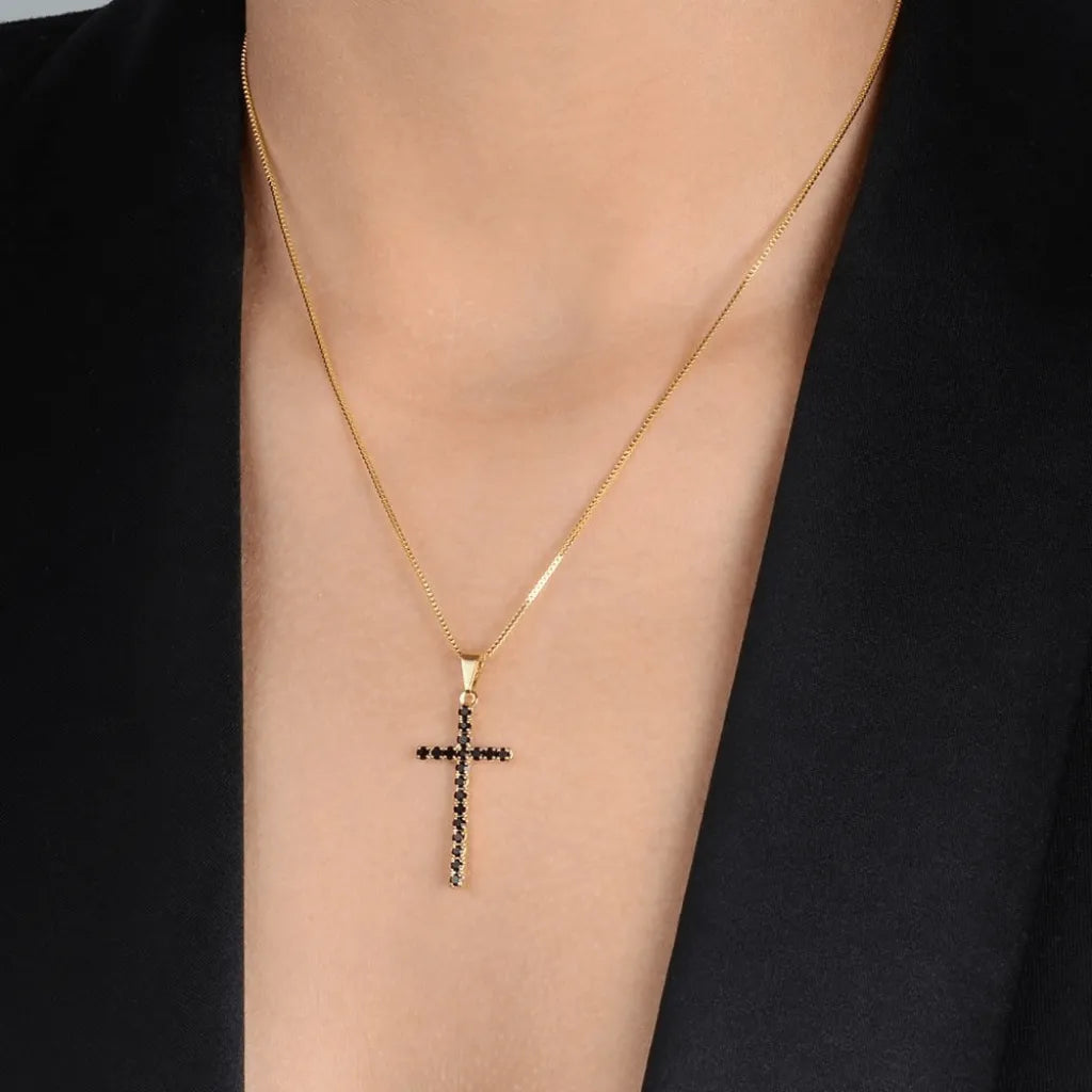 colar-dourado-24k-com-cruz-pedra-negra-cravejada-religioso-elegante-3