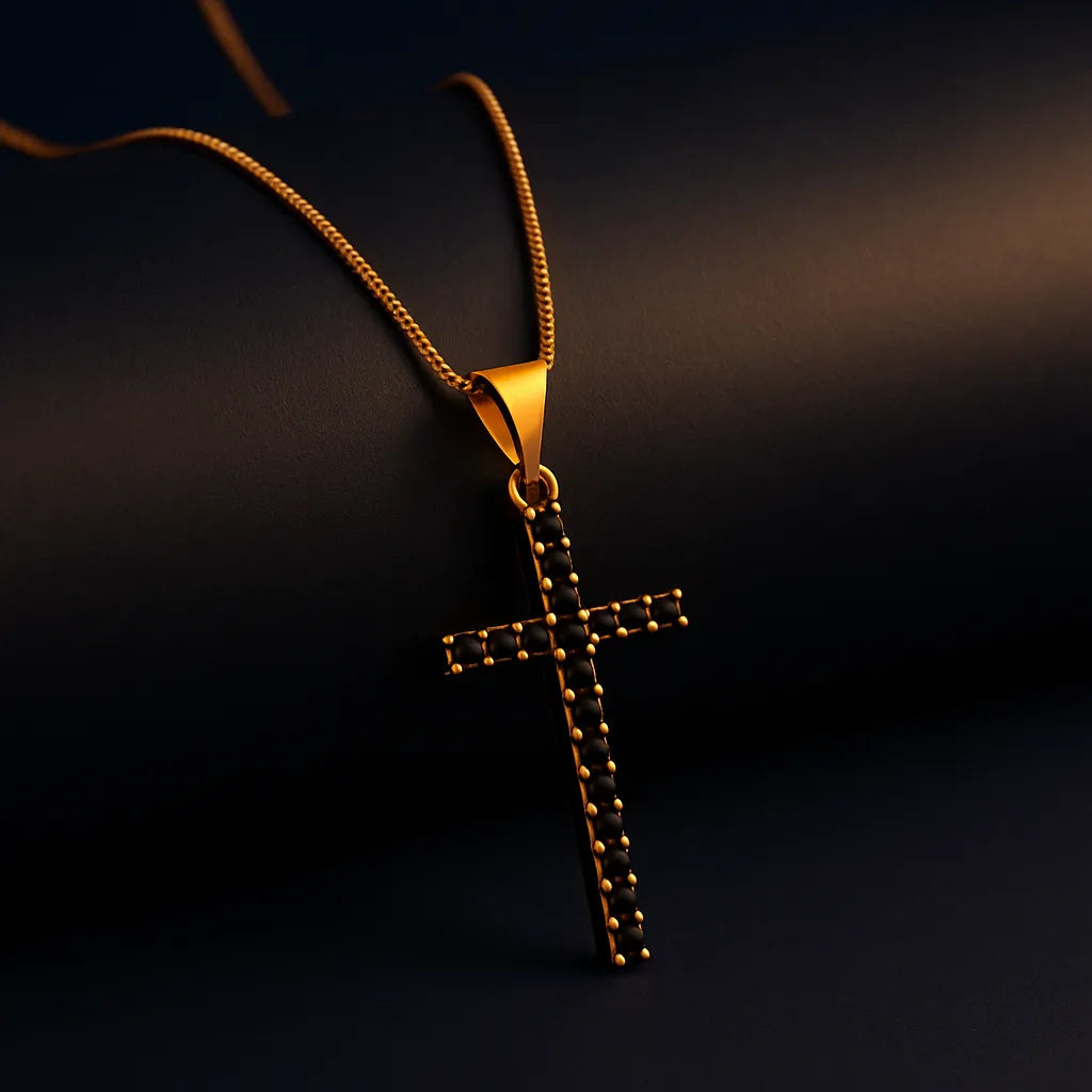 colar-dourado-24k-com-cruz-pedra-negra-cravejada-religioso-elegante-4