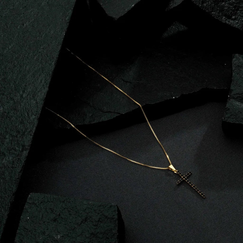 colar-dourado-24k-com-cruz-pedra-negra-cravejada-religioso-elegante-5