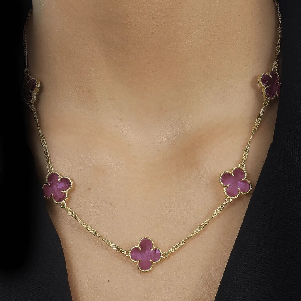 colar-dourado-com-trevos-rosa-no-pescoco-look-feminino-zarelle-2