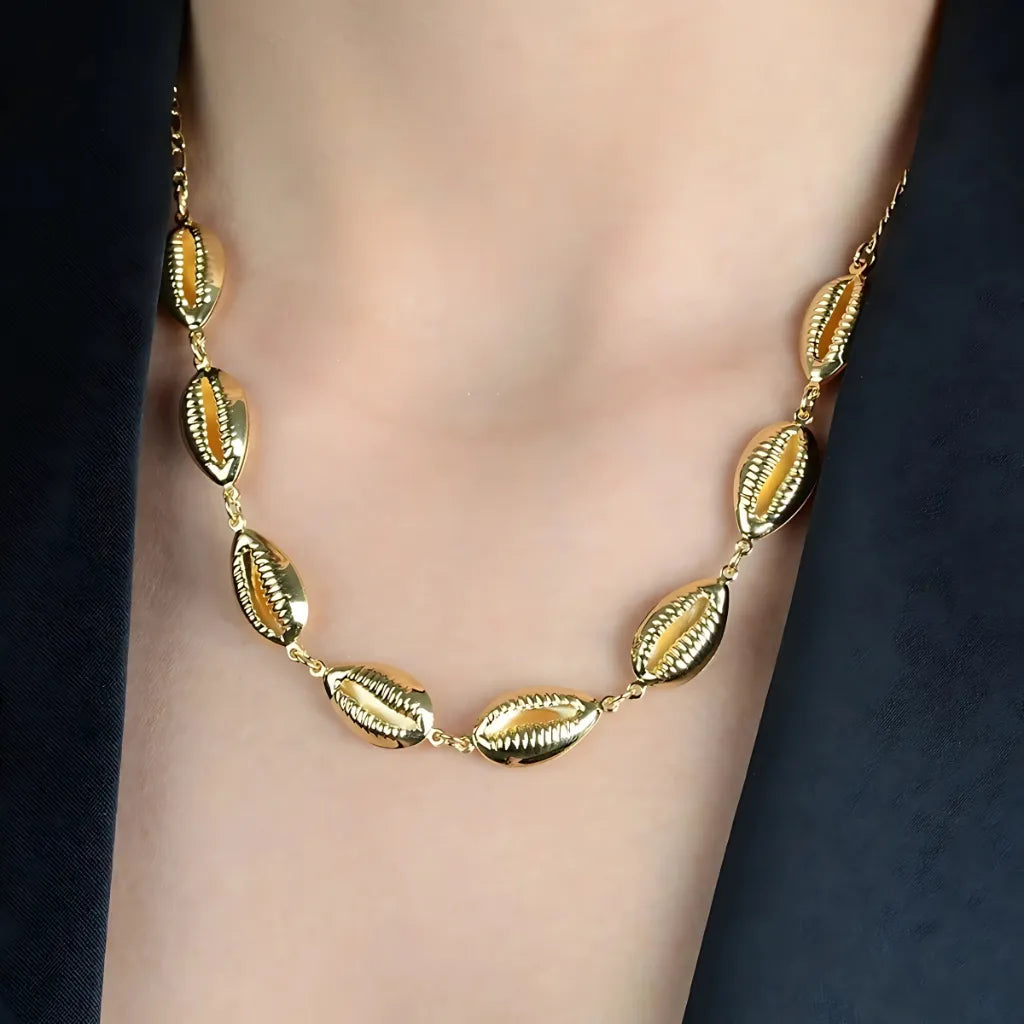 colar-dourado-no-pescoco-com-buzios-autoral-e-elegante-2