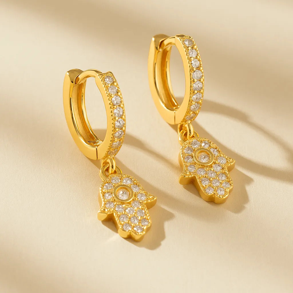 detalhe-brinco-mao-de-fatima-cravejado-banhado-a-ouro-24k-zarelle