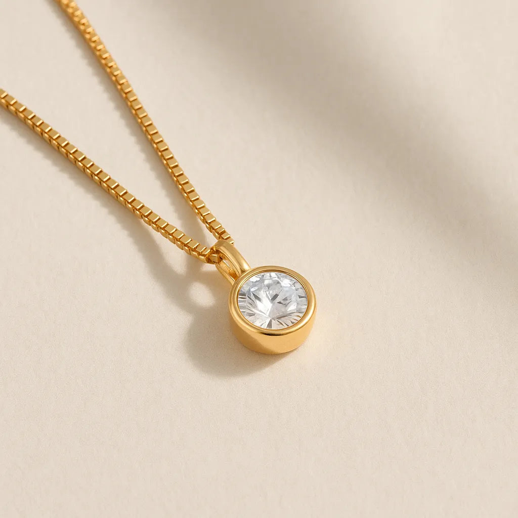 detalhe-da-zirconia-redonda-em-pingente-dourado-zarelle
