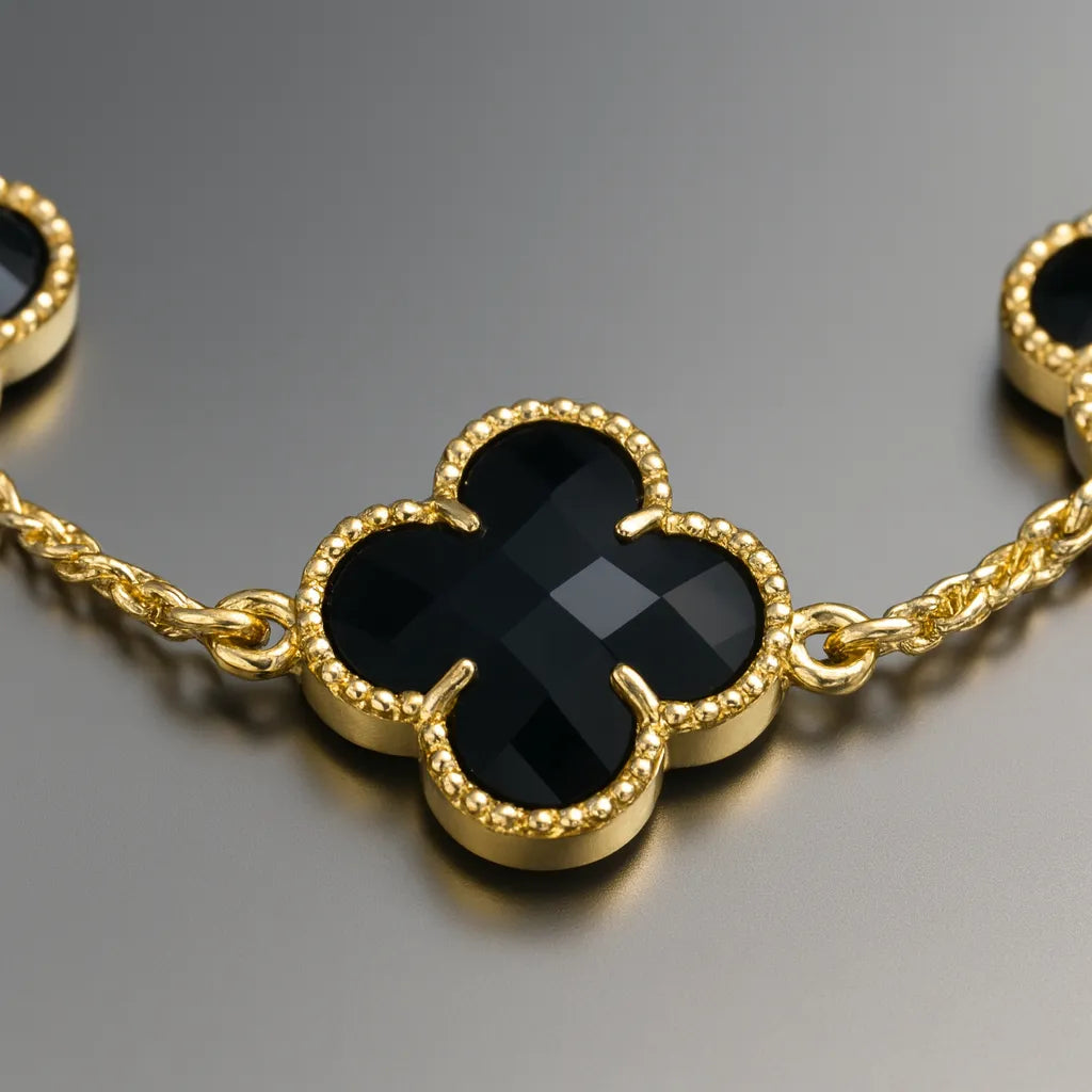 macro-doas-trevos-em-zirconia-preta-com-brilho-espelhado-e-detalhe-do-banho-de-ouro-24k