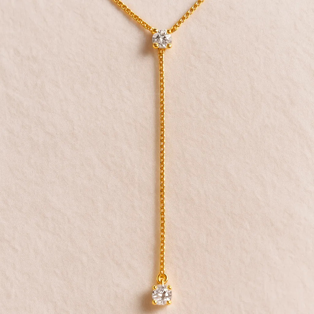 macro-dos-pontos-de-luz-em-zirconia-no-colar-gravatinha-com-detalhe-no-ouro-24k