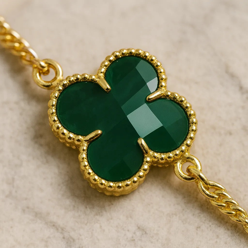 macro-dos-trevos-verdes-com-detalhe-do-brilho-e-contorno-em-ouro-24k