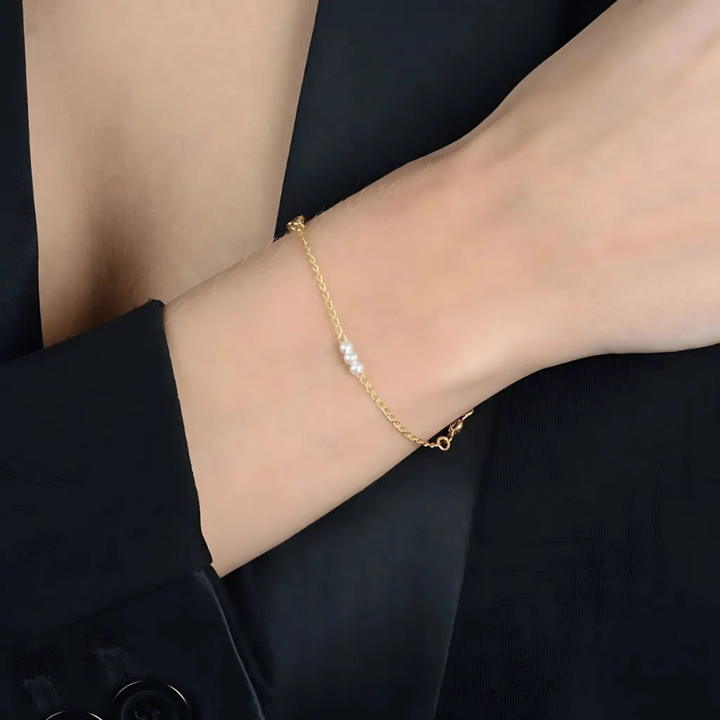 pulseira-com-perolas-e-zirconia-no-pulso-look-romantico-zarelle-2