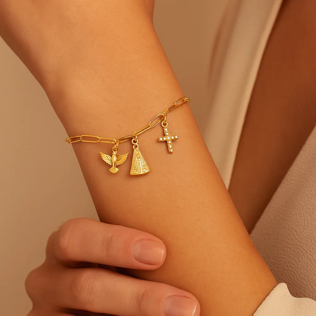 pulseira-com-pingentes-religiosos-no-pulso-look-feminino-e-de-fe-zarelle-2