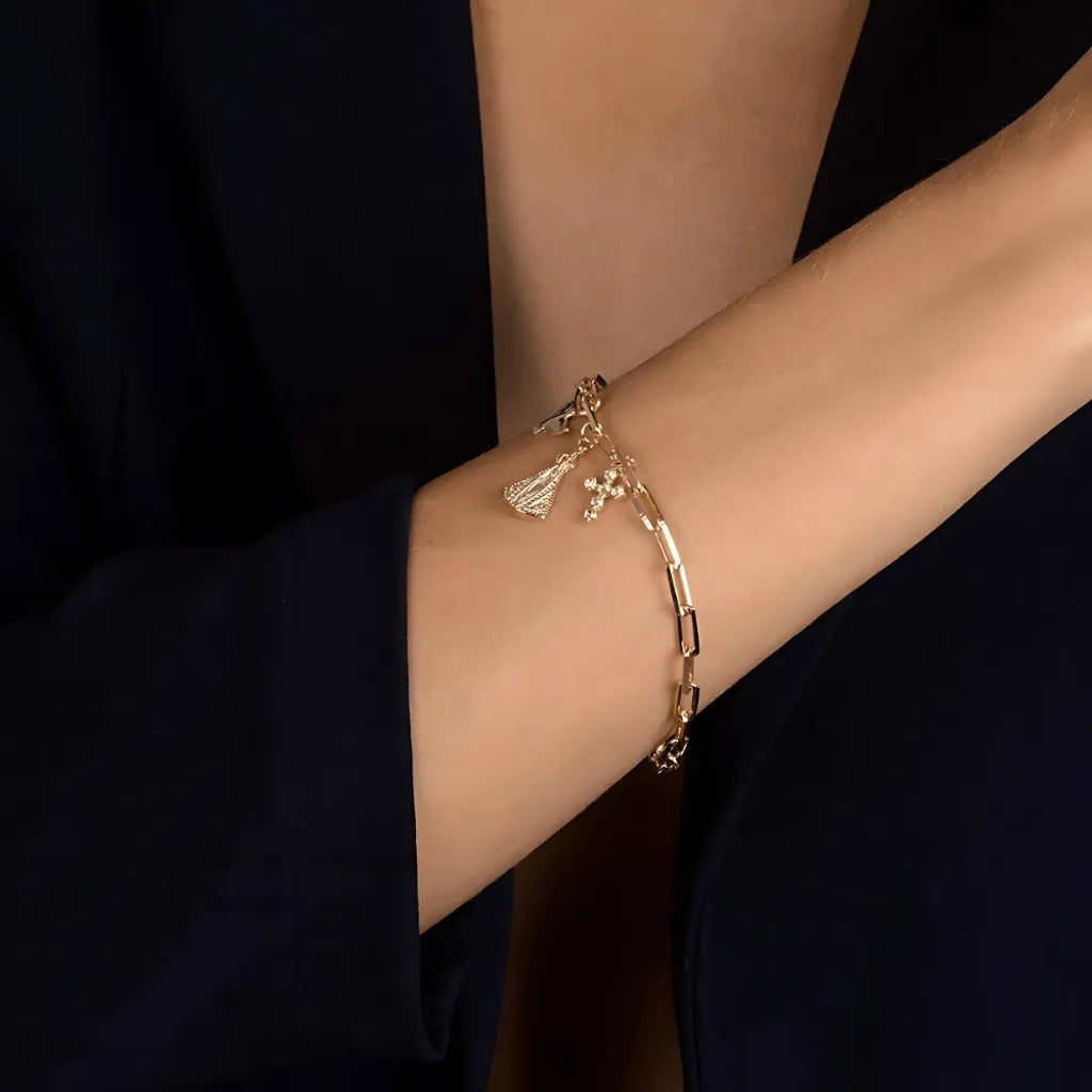 pulseira-com-pingentes-religiosos-no-pulso-look-feminino-e-de-fe-zarelle-3