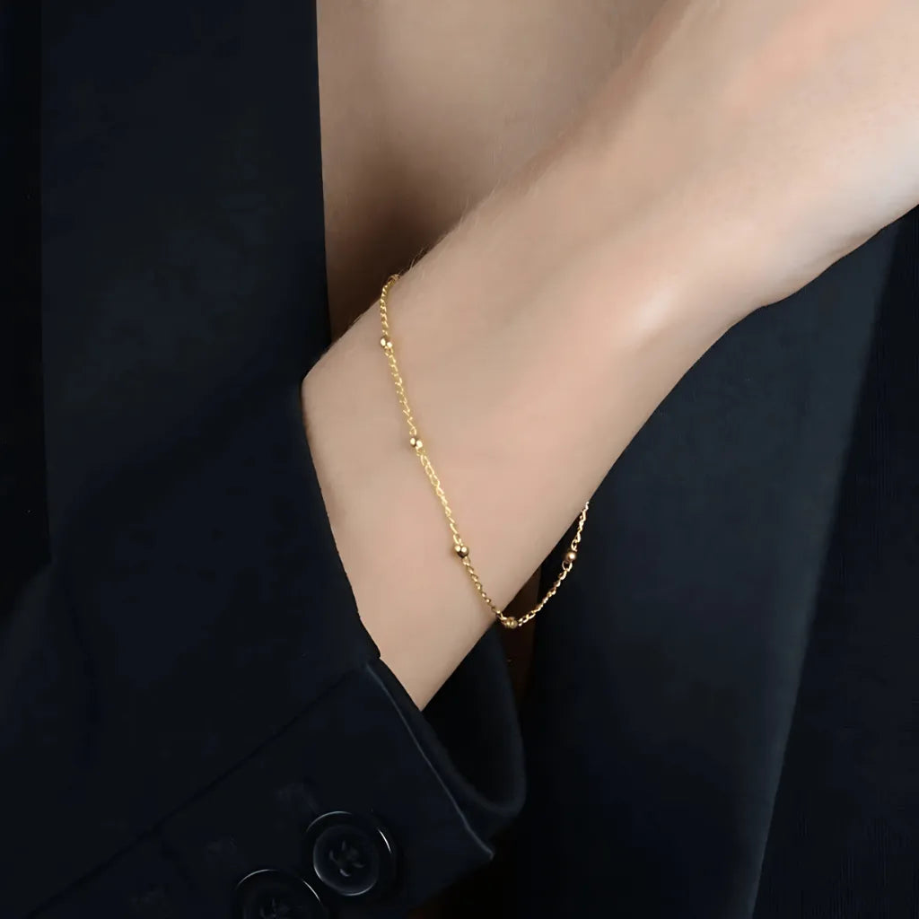 pulseira-dourada-de-bolinhas-no-pulso-look-minimalista-zarelle-2