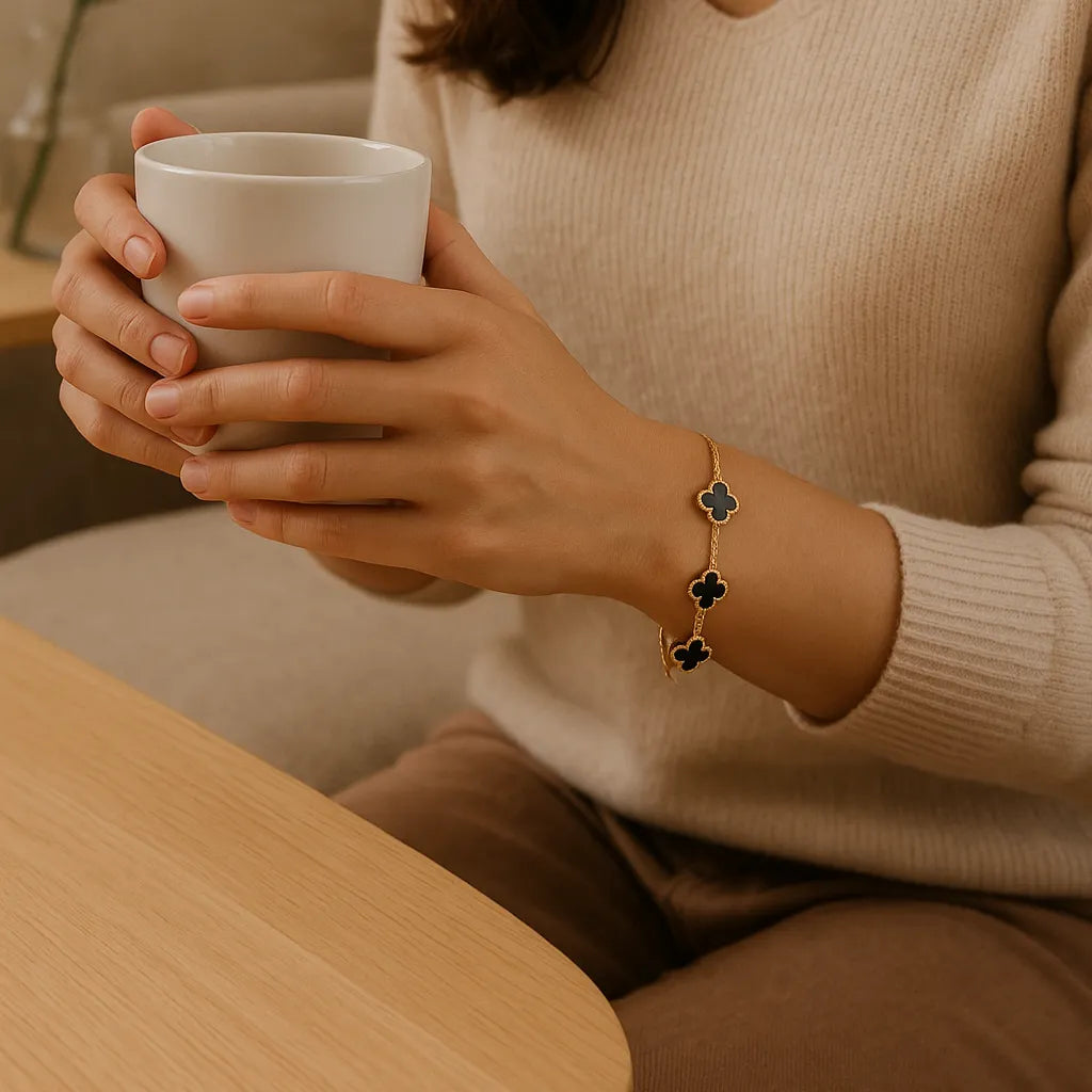 pulseira-no-pulso-de-mao-feminina-segurando-xicara-em-cena-lifestyle-com-luz-lateral-e-fundo-artisticamente-desfocado