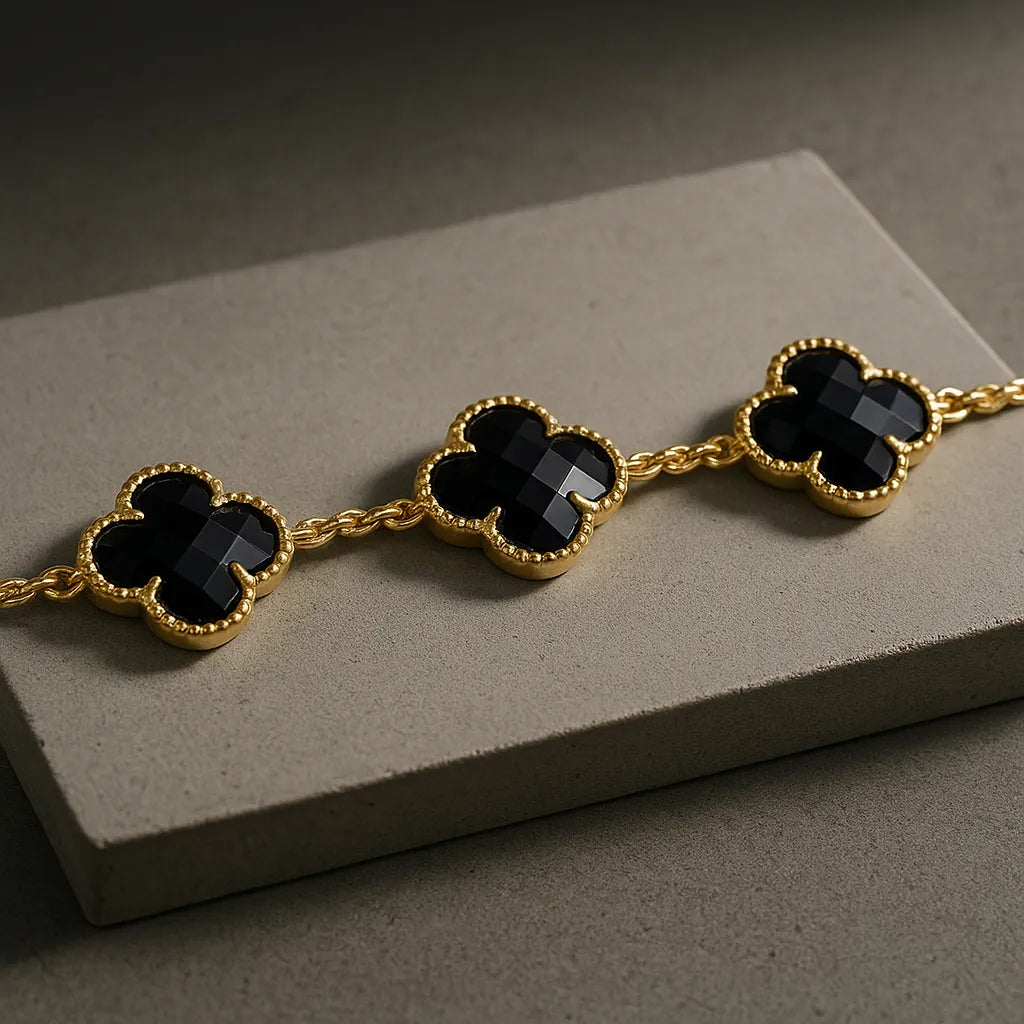 pulseira-sobre-superficie-minimalista-com-sombras-dramaticas-e-luz-baixa-em-estilo-chiaroscuro