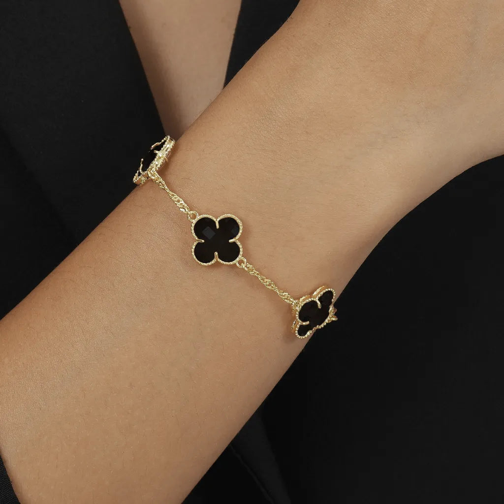pulseira-trevos-preta-no-pulso-look-elegante-com-significado-zarelle-2