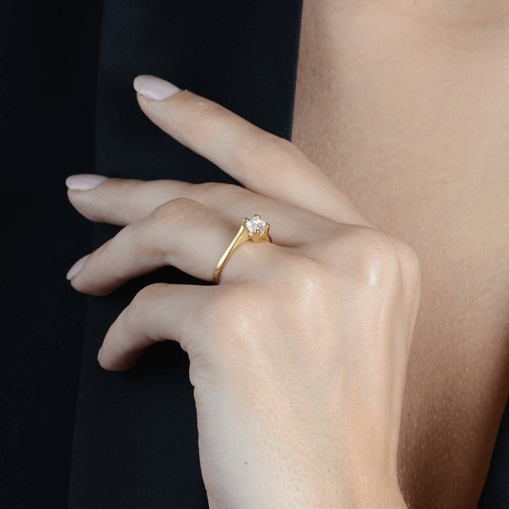Anel-Dourado-24K-Solitário-com-Zircônia-Pequena-Zarelle-2