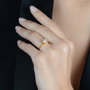 Anel-Dourado-24K-Solitário-com-Zircônia-Redonda-Zarelle-1.2