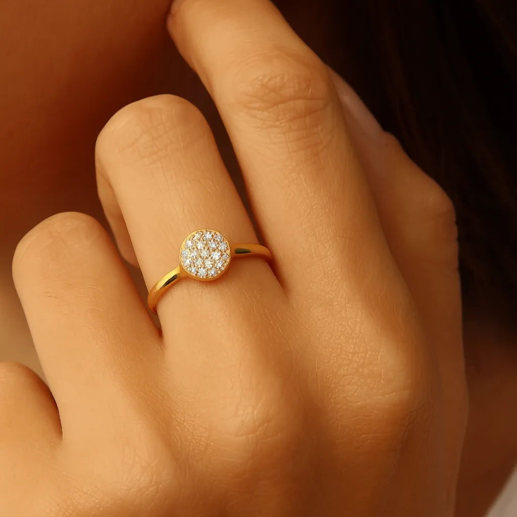 anel-dourado-no-dedo-feminino-com-zirconias-cravejadas