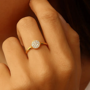 anel-dourado-no-dedo-feminino-com-zirconias-cravejadas