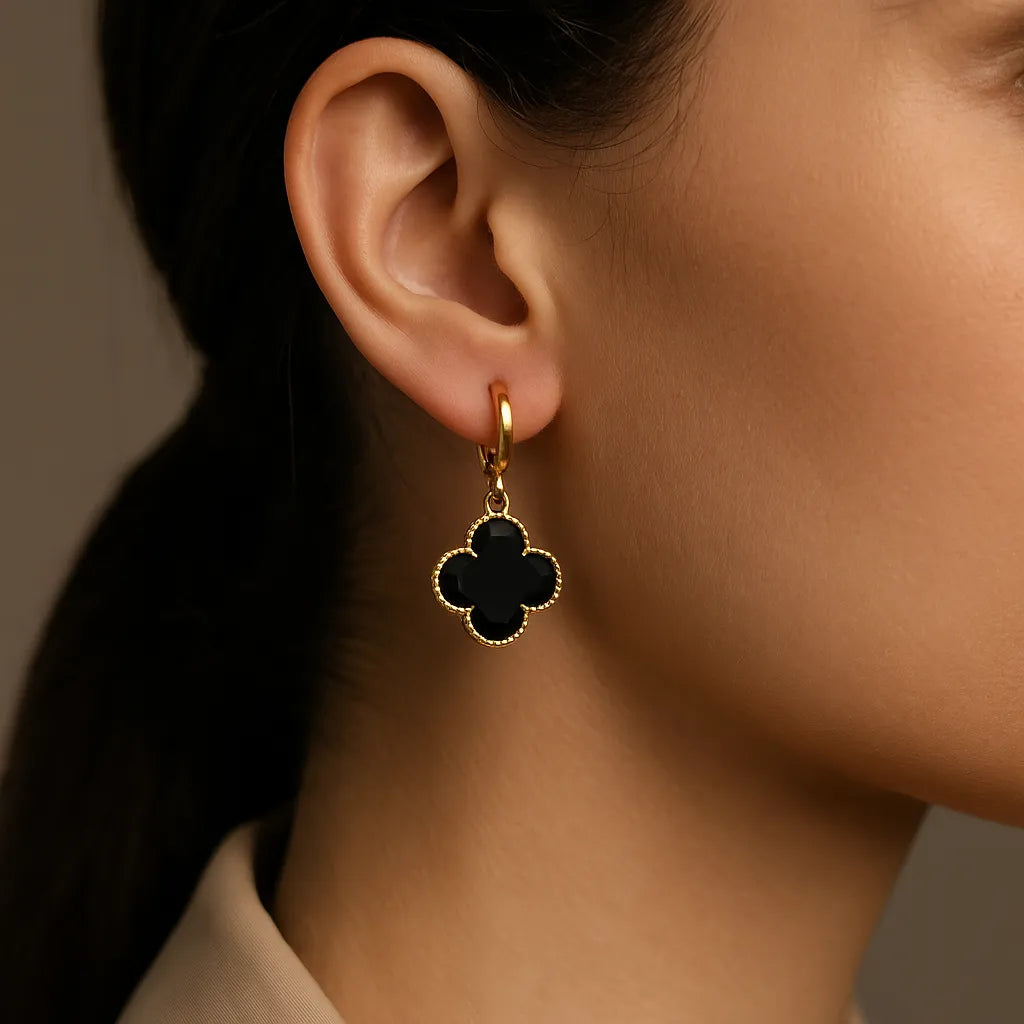 brinco-dourado-24k-trevo-com-zirconia-preta-feminino-pendente-2