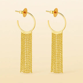 brinco-dourado-com-franja-em-movimento