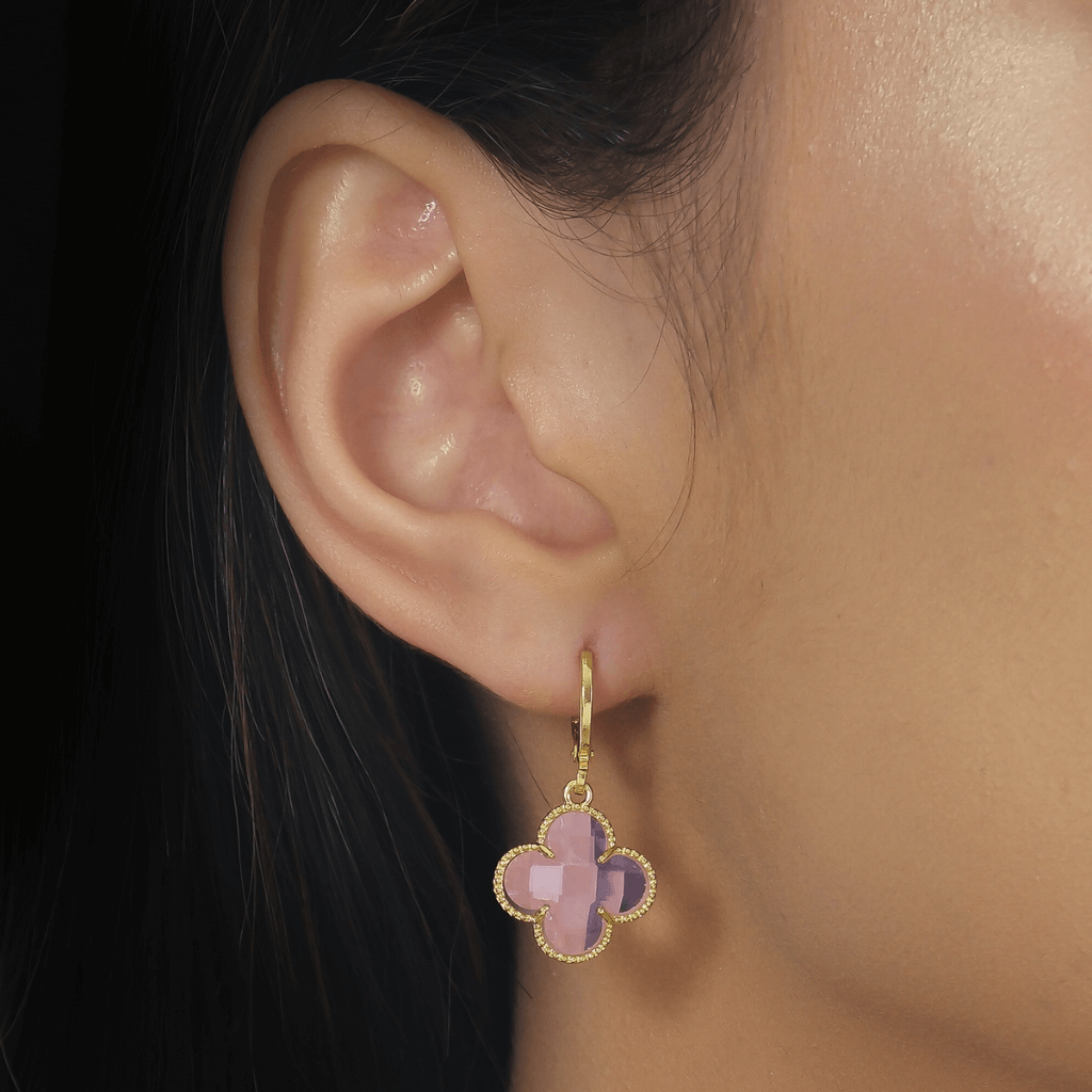 brinco-dourado-trevo-com-zirconia-rosa-banho-de-ouro-24k-Zarelle-2