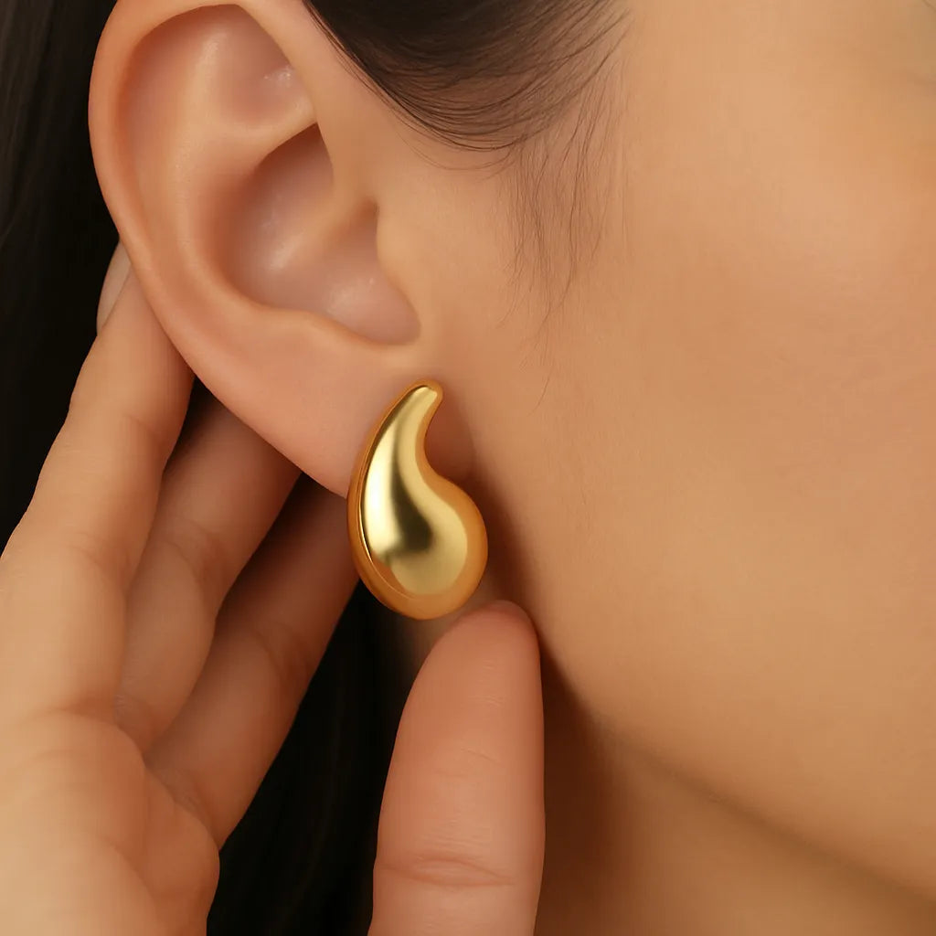brinco-gota-curvada-na-orelha-estilo-minimalista-editorial-zarelle-1