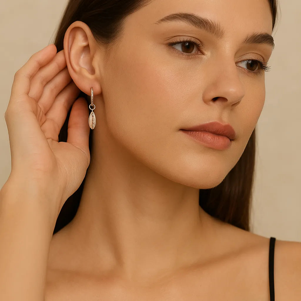brinco-prateado-com-buzios-na-orelha-look-minimalista-zarelle-1