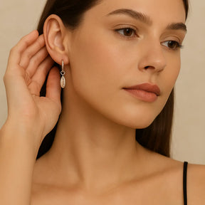 brinco-prateado-com-buzios-na-orelha-look-minimalista-zarelle-1