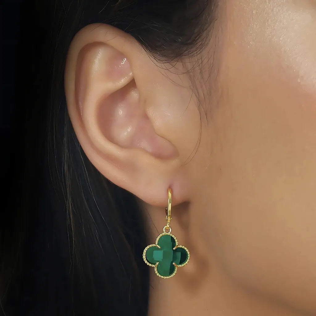 brinco-trevo-com-zirconia-verde-na-orelha-look-elegante-zarelle-3