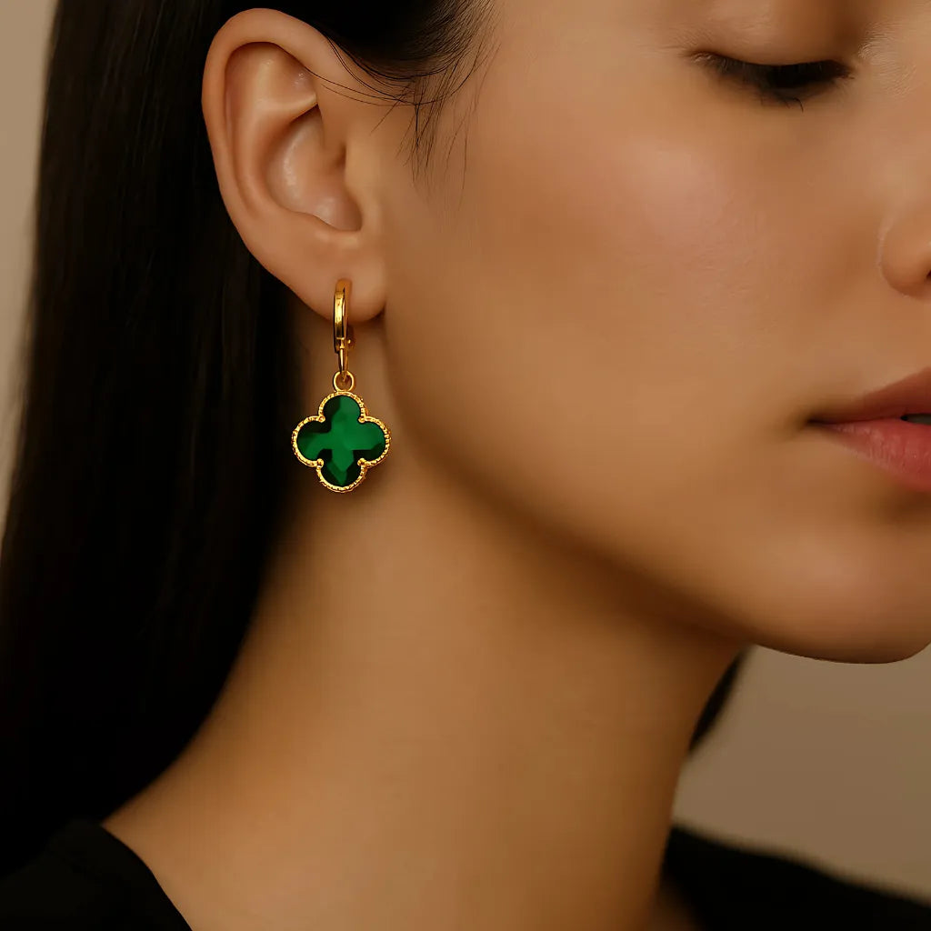 brinco-trevo-com-zirconia-verde-na-orelha-look-elegante-zarelle