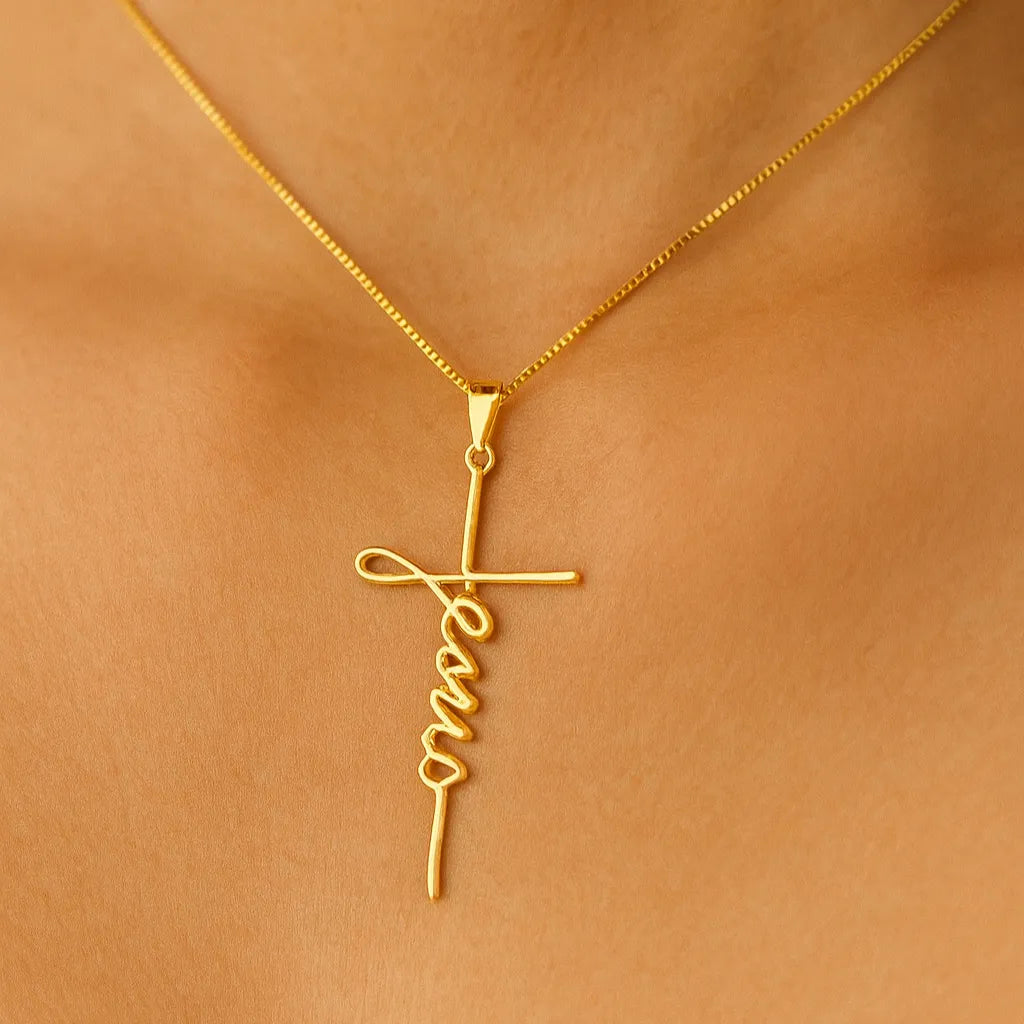 close-up-do-colar-de-cruz-com-nome-jesus-no-pescoco-com-luz-suave-e-fundo-nude