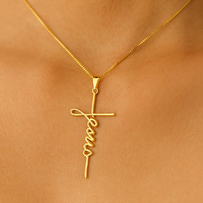 close-up-do-colar-de-cruz-com-nome-jesus-no-pescoco-com-luz-suave-e-fundo-nude