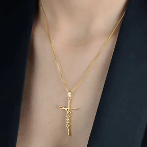 close-up-do-colar-de-cruz-com-nome-jesus-no-pescoco