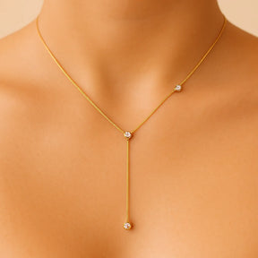 close-up-do-colar-gravatinha-com-pontos-de-luz-no-pescoco-feminino-com-luz-suave-e-fundo-nude