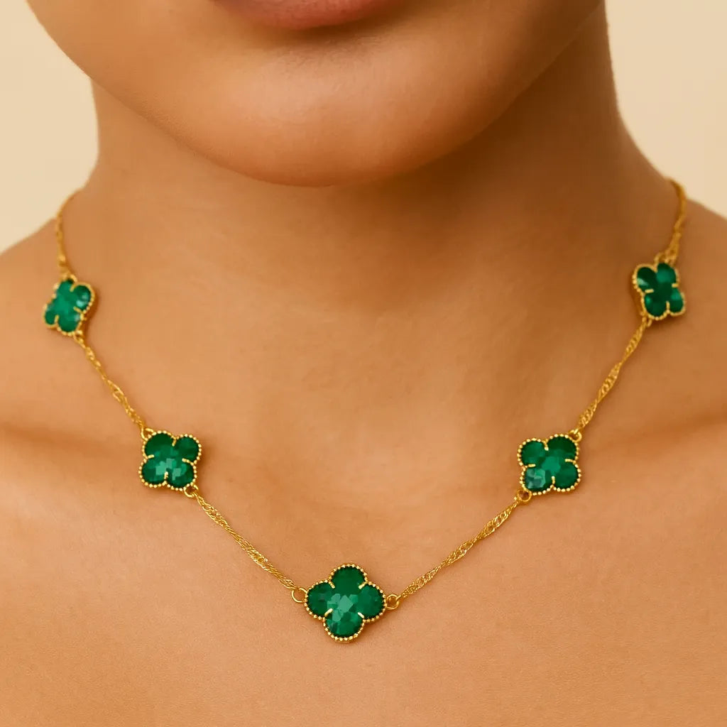 close-up-intimo-do-colar-sobre-colo-feminino-com-luz-suave-e-fundo-claro