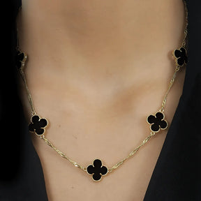 colar-com-trevos-pretos-no-pescoco-look-minimalista-elegante-zarelle-2