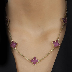 colar-dourado-com-trevos-rosa-no-pescoco-look-feminino-zarelle-2