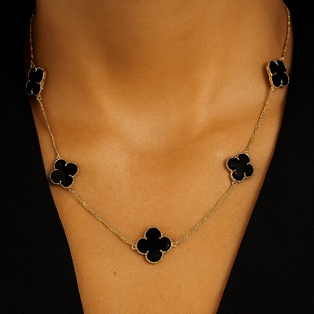 colar-dourado-no-pescoco-com-trevos-pretos