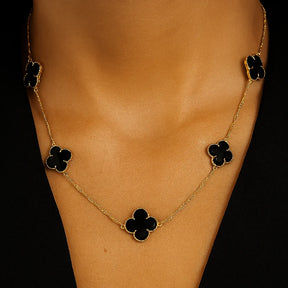 colar-dourado-no-pescoco-com-trevos-pretos